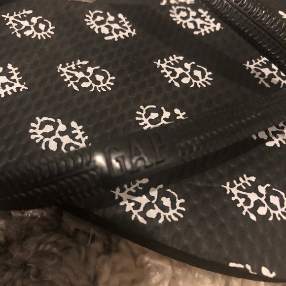 Gap and Havaianas flip flops - Picture 3 of 7
